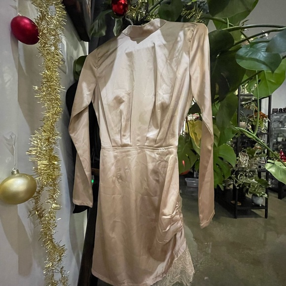 Low back size 0 mini with lace bottom trimming - Picture 2 of 2